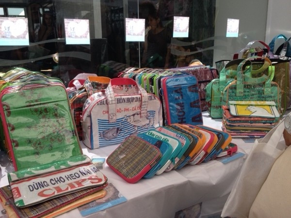 Chưa ai từng nghĩ hình ảnh bao cám con cò có ngày được bày bán trong trung tâm thương mại sang chảnh.