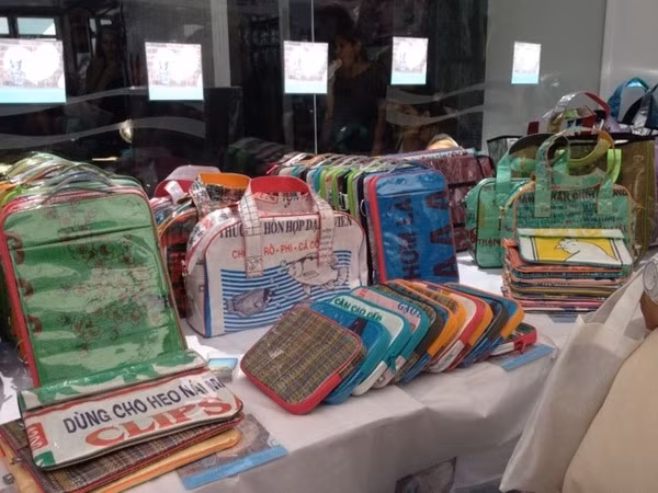 Chưa ai từng nghĩ hình ảnh bao cám con cò có ngày được bày bán trong trung tâm thương mại sang chảnh.