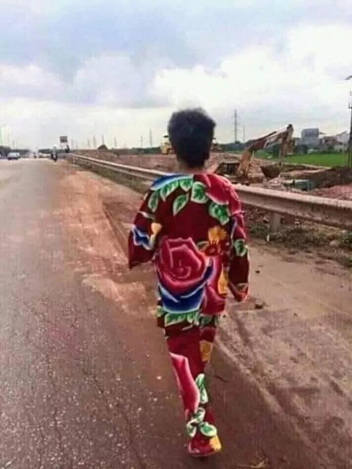 "Bộ quần áo đỏ chóe này có gì đó quen quen, nhìn mãi không ra. Phải giống cá drap giường ngày xưa không các bác ơi", tài khoản Q.A bình luận.