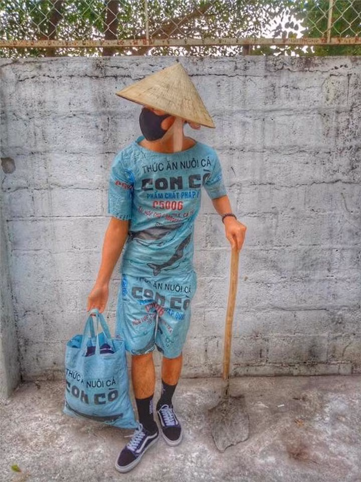 Bộ đồ thiết kế chất từ bao cám con cò quen thuộc khiến nhiều người không ngờ đây thực chất là bộ quần áo thứ thiệt.