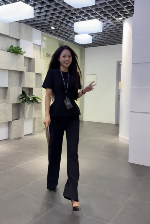 Cụ thể trên TikTok những clip phối đồ cực chất khi đi làm của Doanh Phạm Huyền Ngọc được nhiều bạn trẻ chú ý và lên xu hướng tìm kiếm.