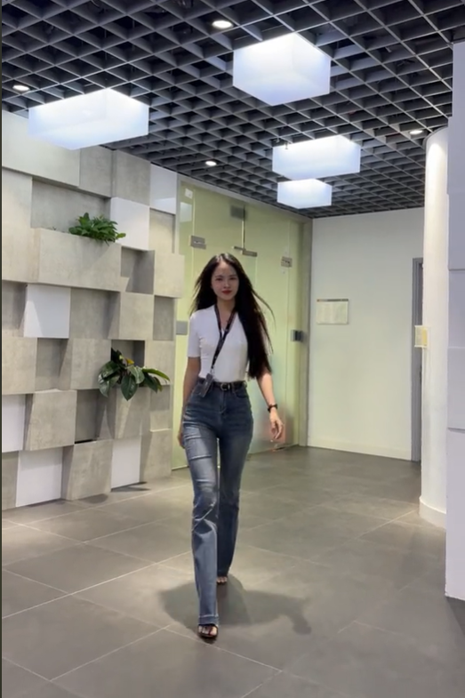Tuy nhiên, điểm nhấn làm cho những clip của Doanh Phạm Huyền Ngọc lên xu hướng không chỉ đến từ những bộ đồ mà cô nàng diện lên người mà còn đến từ thần thái và nhan sắc.