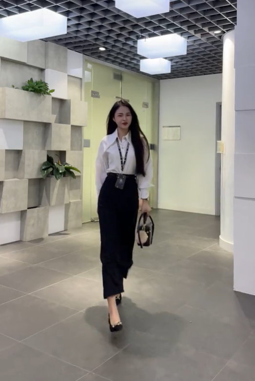 Chẳng cần quá cầu kì với những bộ outfit lộng lẫy, Doanh Phạm Huyền Ngọc lại mang đến cho người xem những cách phối đồ khá thuần cho dân văn phòng với chân váy, quần jean kết hợp với áo phông hoặc sơ mi.