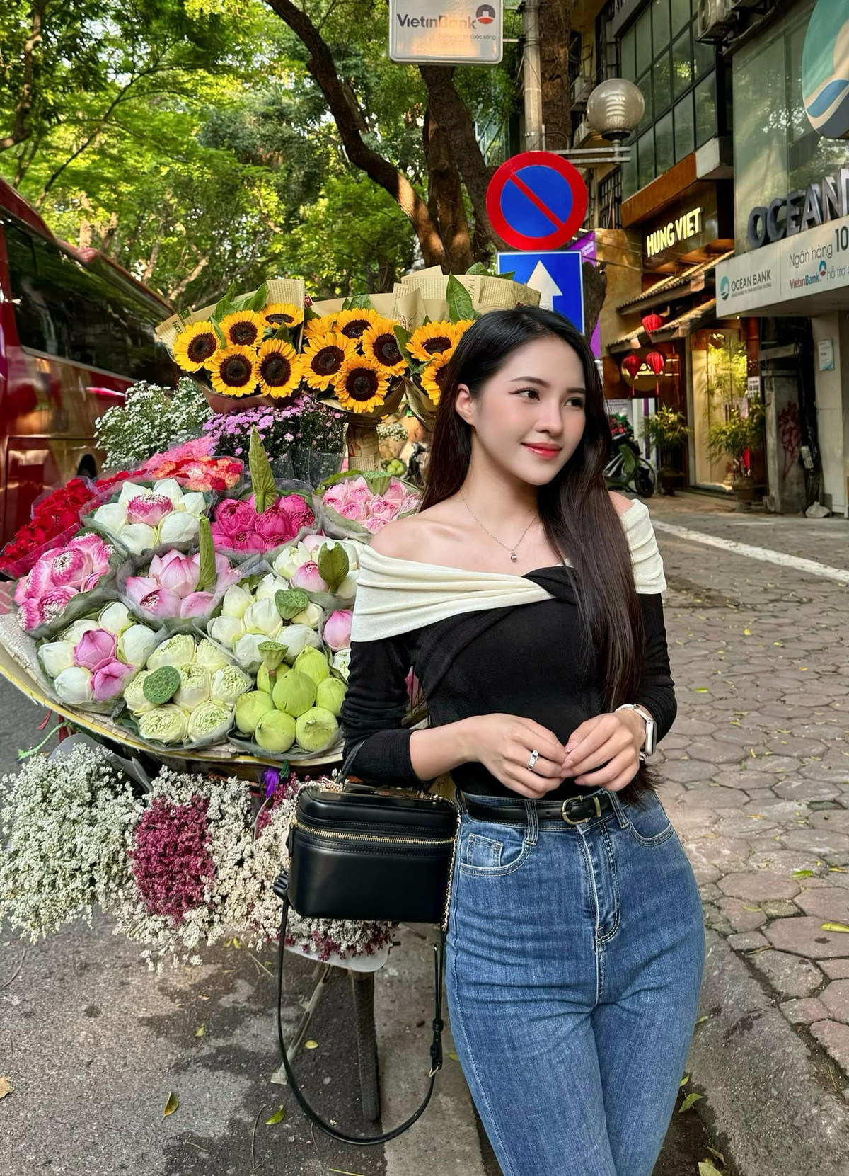 Huyền Ngọc từng là sinh viên của Trường Đại học Khoa học Xã hội và Nhân văn, Đại học Quốc gia Hà Nội. Cô hiện đang là một nhân viên Marketing đồng thời cũng là một dẫn chương trình về du lịch và khám phá của Đài Phát thanh - Truyền hình Vĩnh Phúc cùng với rất nhiều sự kiện nổi bật khác.