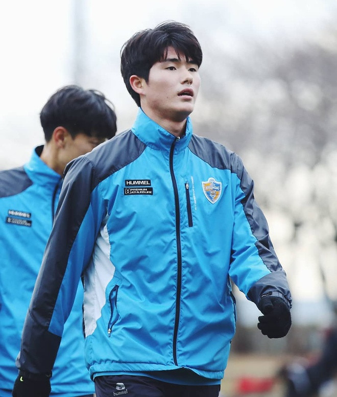 Mặc dù mới 21 tuổi nhưng nam cầu thủ đã dày kinh nghiệm thi đấu quốc tế tại nhiều giải như World Cup U20 năm 2017, VCK U23 châu Á 2018....Hiện, anh đang chơi cho CLB Ulsan Hyundai tại giải K.League.
