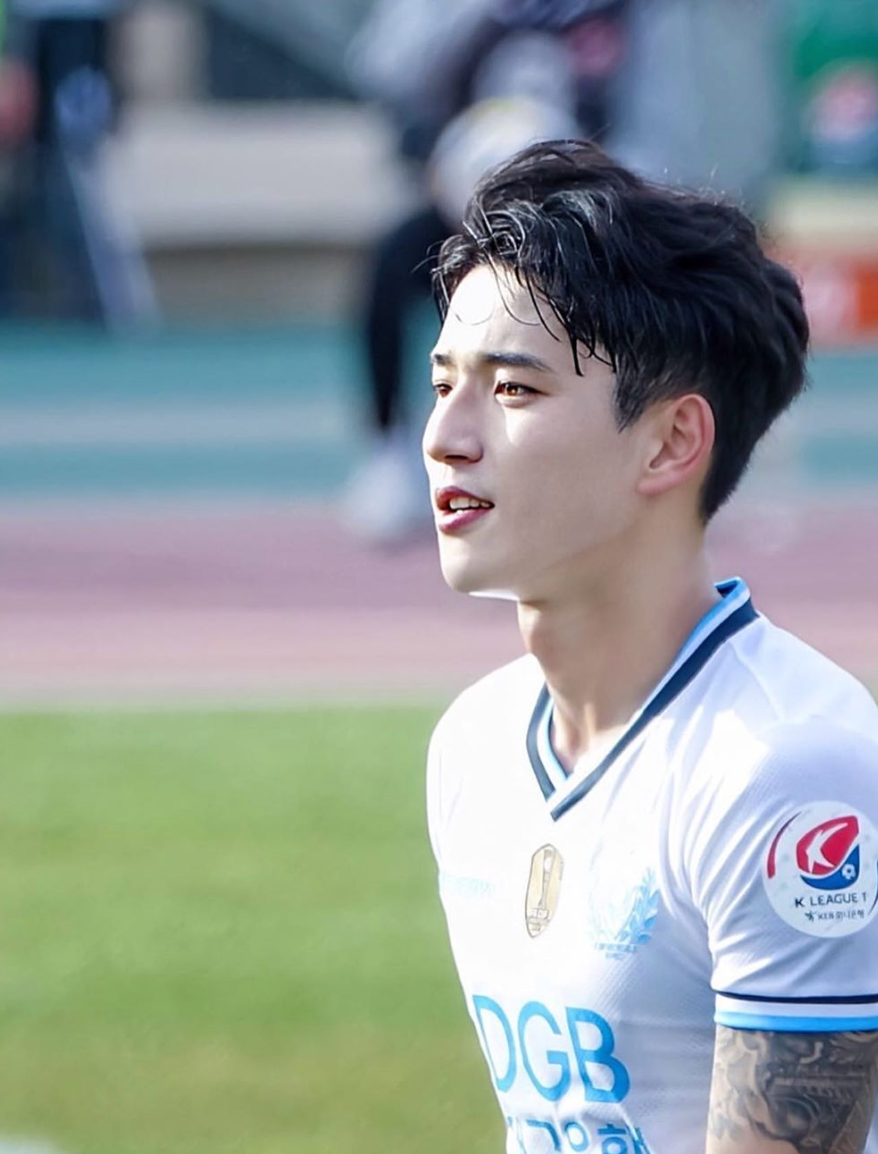 Jeong Seung Won sinh ra và lớn lên ở thành phố Jeonju, Hàn Quốc. Anh hiện chơi ở vị trí tiền đạo cho Daegu FC. Ở mùa giải năm 2019, nam cầu thủ ra sân 39 trận và có 3 bàn thắng, 2 pha kiến tạo. "Nam thần sân cỏ" của bóng đá Hàn từng chơi ở nhiều giải đấu chuyên nghiệp như Korean FA Cup, AFC Champions League.