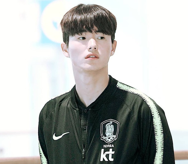 Lee Sang-min (sinh năm 1998) là người đang đeo băng đội trưởng của đội tuyển U23 Hàn Quốc, anh cũng là gương mặt được đặt kỳ vọng lớn, giúp Hàn Quốc vô địch tại sân chơi châu lục năm nay.