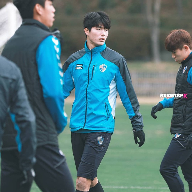 Lee Sang-min sở hữu chiều cao 1m88 nổi bật cùng gương mặt đậm nét Hàn Quốc với đôi mắt một mí đặc trưng và nước da trắng như trứng gà bóc.