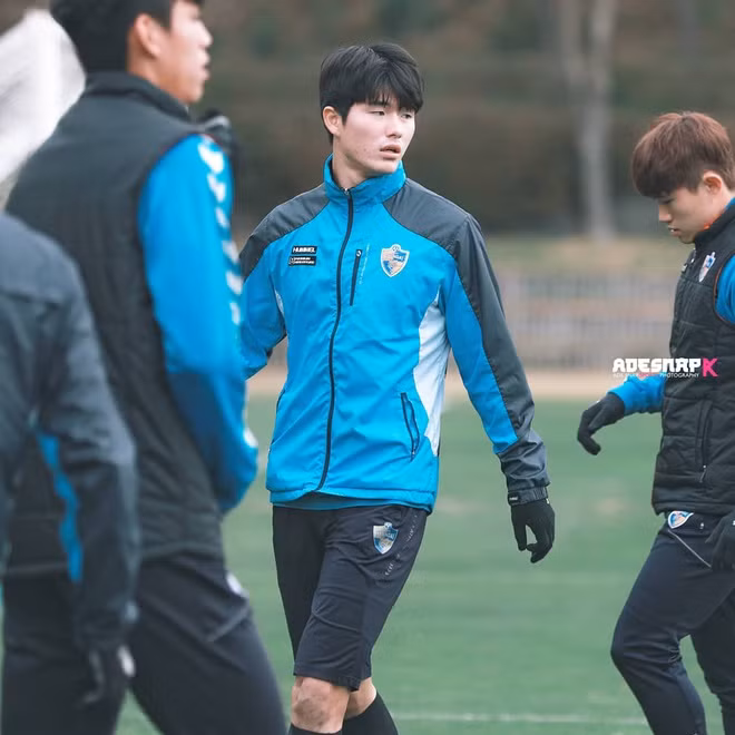 Lee Sang-min sở hữu chiều cao 1m88 nổi bật cùng gương mặt đậm nét Hàn Quốc với đôi mắt một mí đặc trưng và nước da trắng như trứng gà bóc.