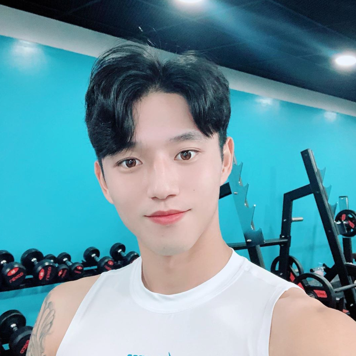 Mặc dù rất có thể là đối thủ của đội tuyển U23 Việt Nam ở vòng sau nhưng Seung Won vẫn khiến fan nữ Việt thổn thức và sẽ cổ vũ cho cả anh và các cầu thủ đội nhà. Sở hữu chiều cao 1m70 không mấy nổi bật nhưng nam cầu thủ vẫn là một trong những người sở hữu đông đảo người hâm mộ nhờ ngoại hình điển trai.