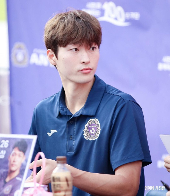 Cho Kyu-seong (sinh năm 1998) đang chơi ở vị trí tiền đạo cho U23 Hàn Quốc, anh được săn đón nhờ ngoại hình đẹp như tài tử điện ảnh. Bên cạnh đó, nam cầu thủ cũng sở hữu body 6 múi cực kỳ thu hút và chiều cao 1m86 nổi bật trên sân cỏ.