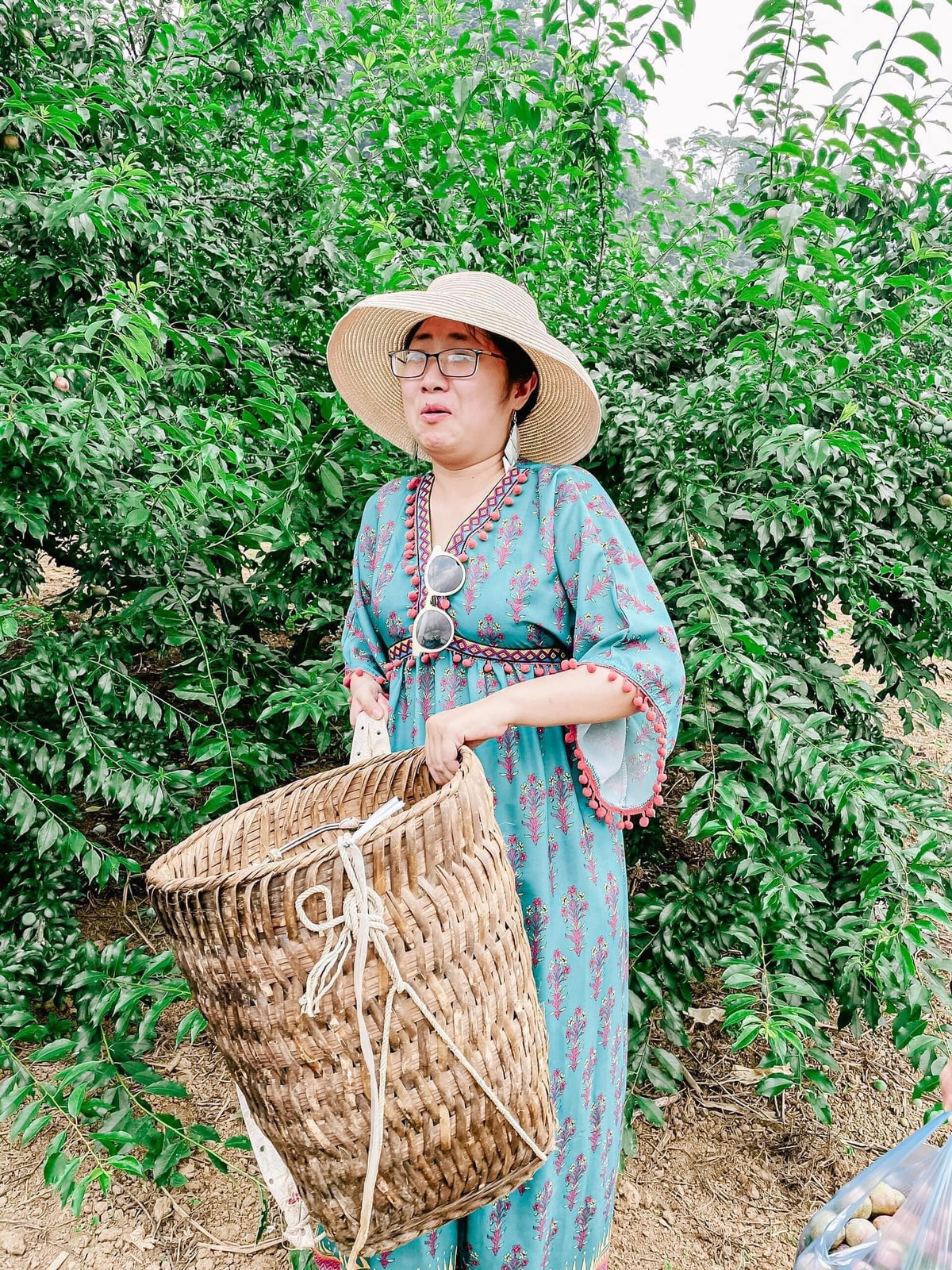 Nhân vật chính của bức ảnh là travel blogger Nguyễn Thùy Trang. Những bức ảnh trên đã được chụp cách đây 5,6 năm, khi 9X tham gia trải nghiệm hái mận tại một vườn mận thuộc thung lũng Nà Ka.