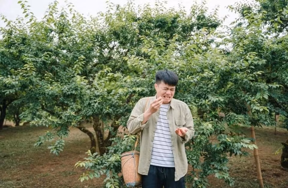 Thậm chí, nam thanh niên này còn chua đến rụt cả cổ.