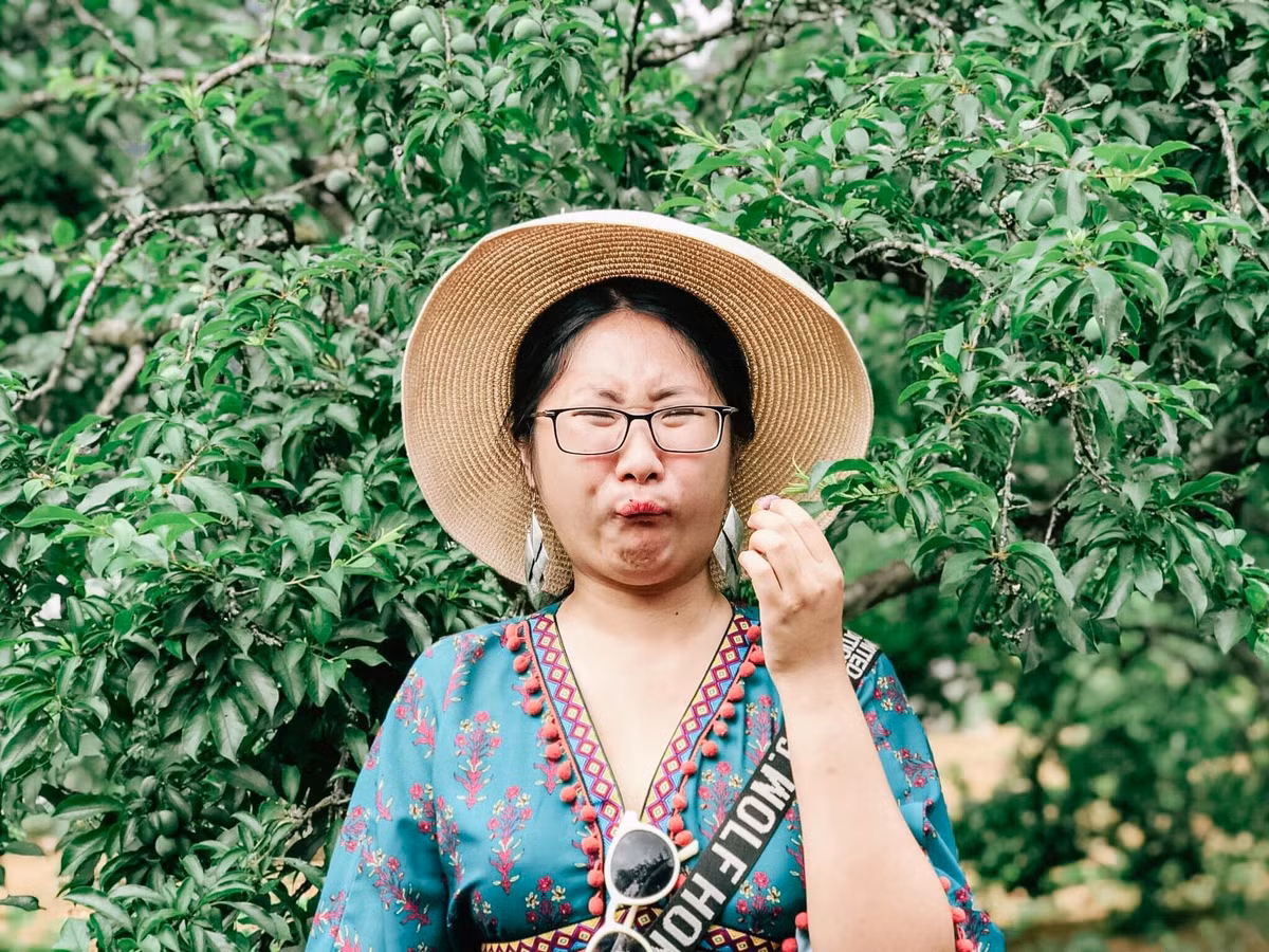 Biểu cảm chu môi, nhăn lông mày, nhìn thôi là mọi người đã có thể tưởng tượng ra được vị của trái mận như thế nào.