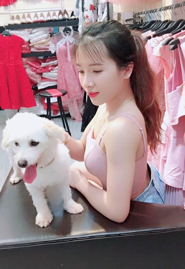 Khi đó, Hà đang hẹn hò với một bạn nam cùng trường. Thế nhưng do khuôn mặt không ưa nhìn nên bố của bạn trai thậm chí đã tìm tới tận nhà ngăn cản, cho rằng cô không xứng và cố tình "bỏ bùa" chàng trai.