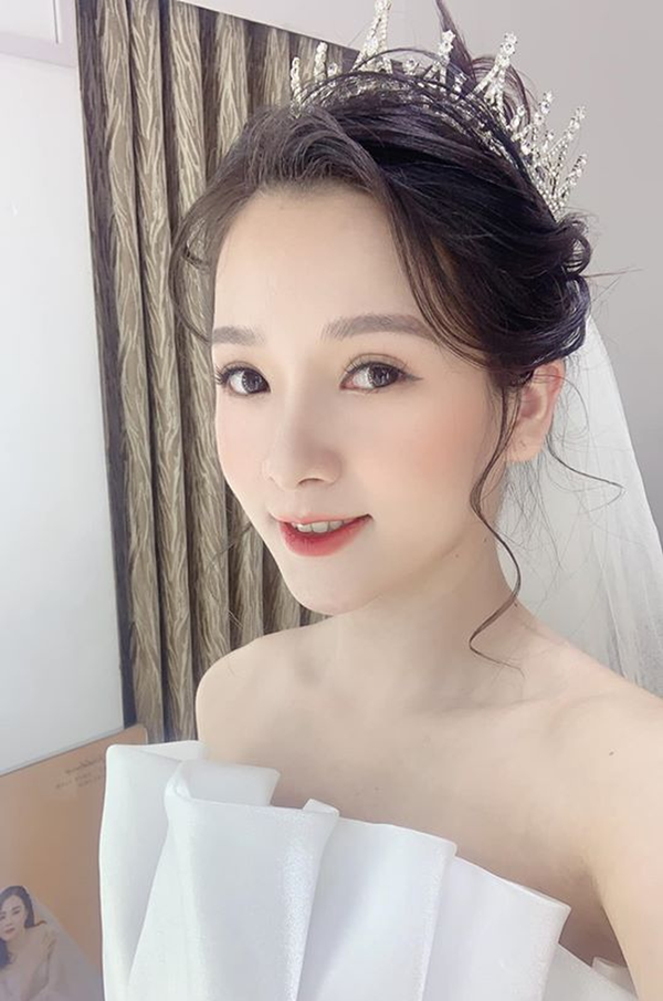 Hiện tại, Hà đã có một mối tình mới với một anh chàng bác sĩ. Bộ ảnh cưới của cặp đôi khiến ai xem cũng trầm trồ.