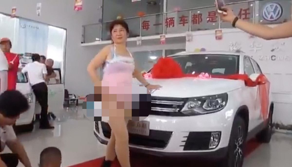 Sau Ngoc Phung, CDM lai “phat ngay” truoc nguoi mau xoi thit quang cao o to-Hinh-3