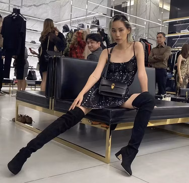 Kitty Chicha luôn biết cách tạo dáng trước ống kính