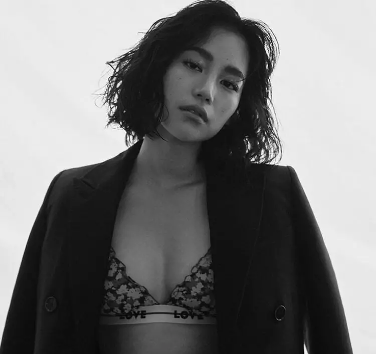 Cô cũng sở hữu một thân hình nóng bỏng.