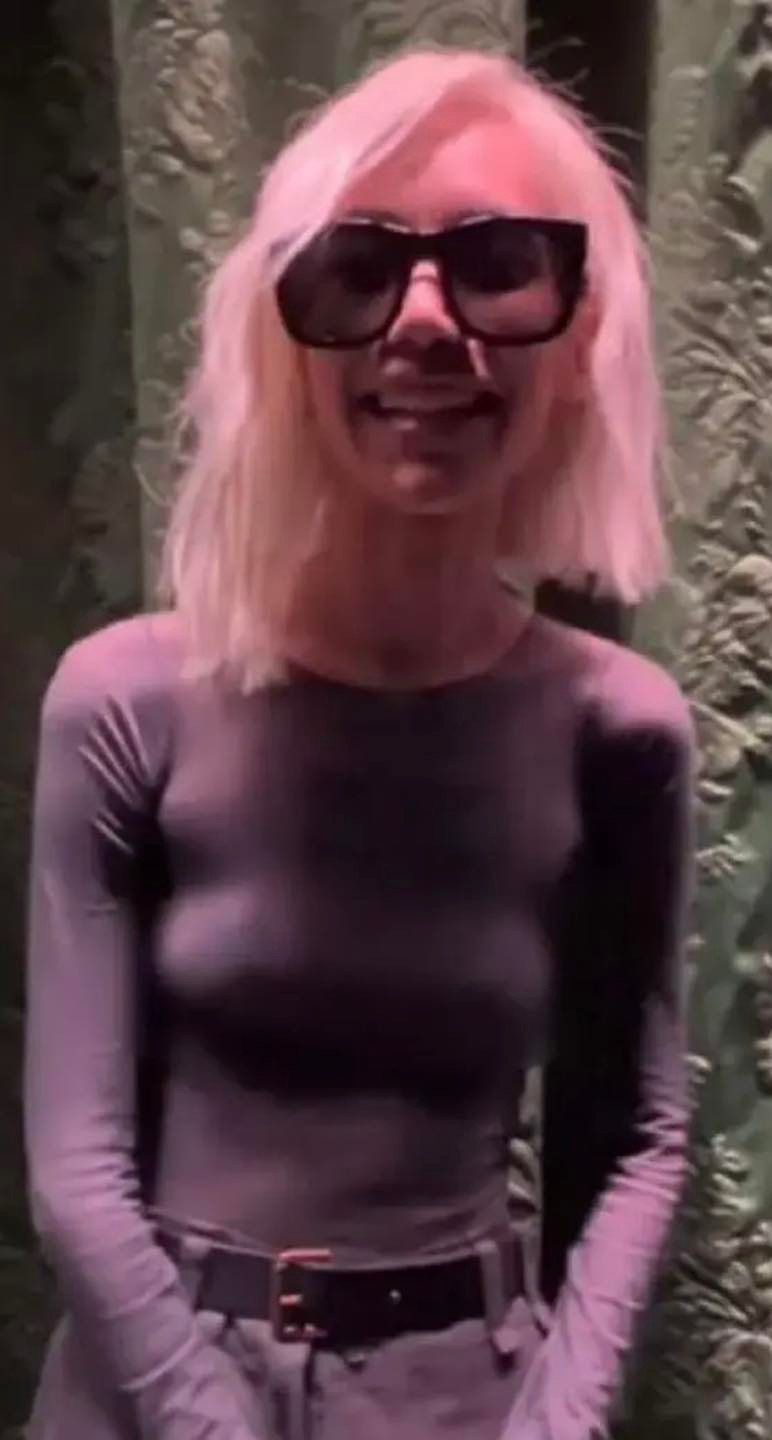 Thế nhưng, những hình ảnh gần đây của cô nàng không khỏi khiến khán giả ngỡ ngàng. Kitty Chicha xuất hiện với thân hình "cò hương'' gầy gò, thiếu sức sống, mái tóc tẩy lưa thưa.