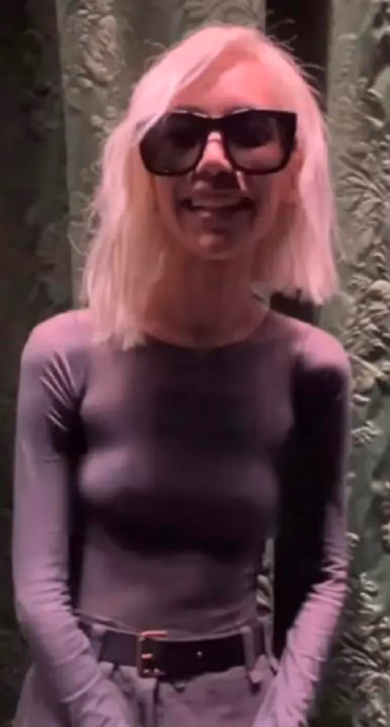 Thế nhưng, những hình ảnh gần đây của cô nàng không khỏi khiến khán giả ngỡ ngàng. Kitty Chicha xuất hiện với thân hình "cò hương'' gầy gò, thiếu sức sống, mái tóc tẩy lưa thưa.