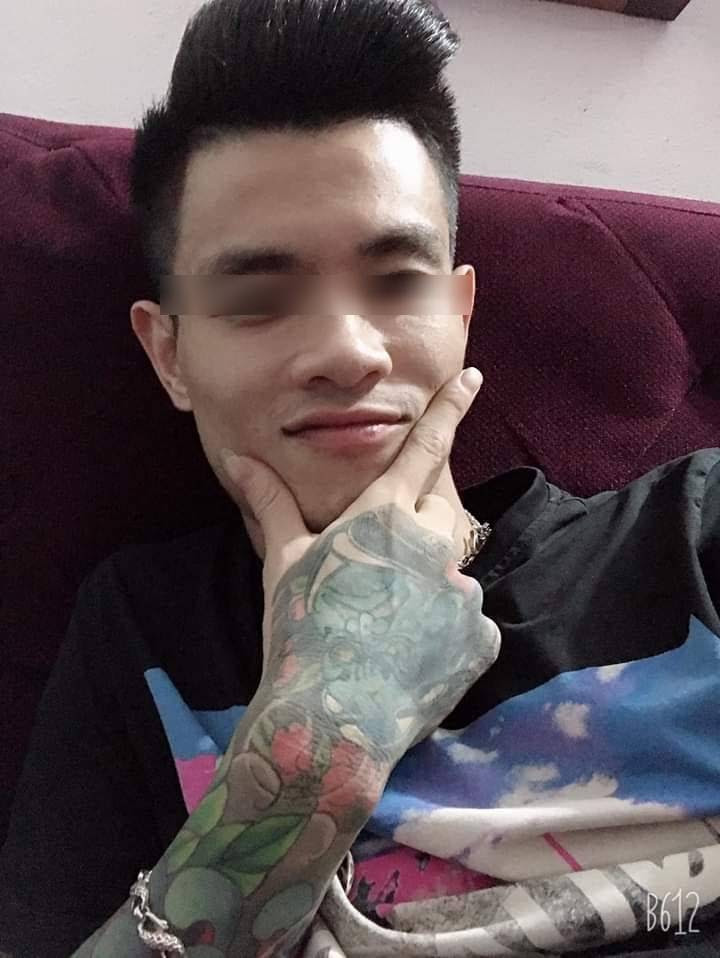 Bạn trai mới của người yêu Khá Bảnh cũng có sở thích xăm trổ. Theo dõi trang cá nhân, thanh niên này có phát ngôn cực chất trên trang cá nhân, đúng nghĩa một dân chơi thứ thiệt.