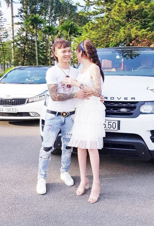 Đời tư của Khá Bảnh được cộng đồng mạng quan tâm từ khi vụ việc giang hồ mạng này bị bắt vì trò đỏ đen, kéo theo đó trang Youtube tiền tỷ của anh bị xóa vĩnh viễn .