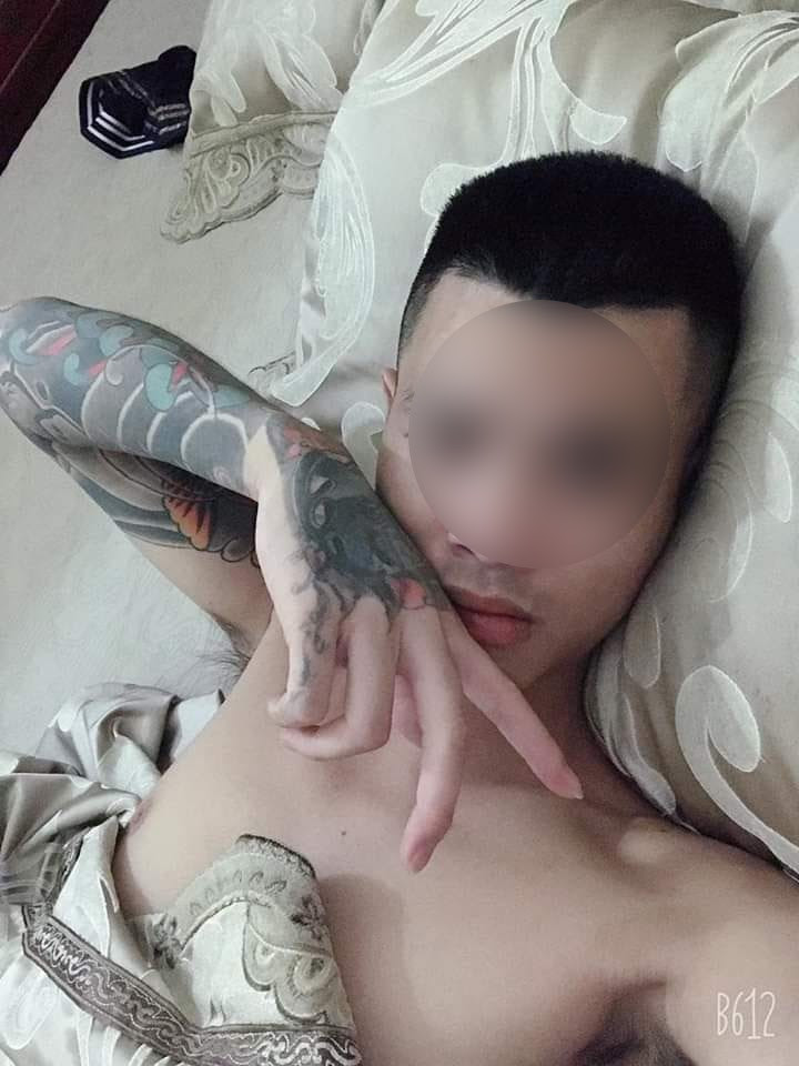 Không lâu sau, dân tình nhanh chóng tìm ra danh tính chàng trai xăm trổ khoác tay tình tứ với H.D.