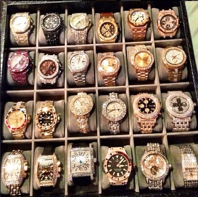 Một phần trong bộ sưu tập đồng hồ đắt tiền khổng lồ của Floyd, chúng có trị giá hàng trăm ngàn đô la mỗi chiếc.