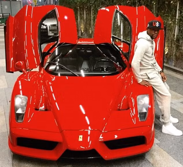 Floyd Mayweather đăng tải hình ảnh tạo dáng bên siêu xe Ferrari Enzo trên tài khoản Instagram của mình.