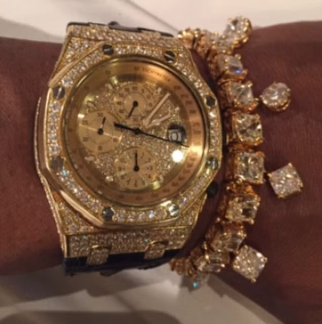 Floyd khoe đồng hồ và vòng tay làm bằng vàng và đá quý.