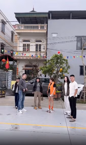 Hôm qua 23/3, gia đình tiền vệ Quang Hải ở quê nhà Đông Anh, Hà Nội đã bắt đầu thi công rạp cưới, chuẩn bị cho lễ thành hôn của Quang Hải và bà xã Chu Thanh Huyền.