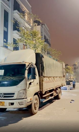 Nguyên 1 chiếc xe tải chở đồ và vật liệu đến dựng rạp cưới nam cầu thủ.