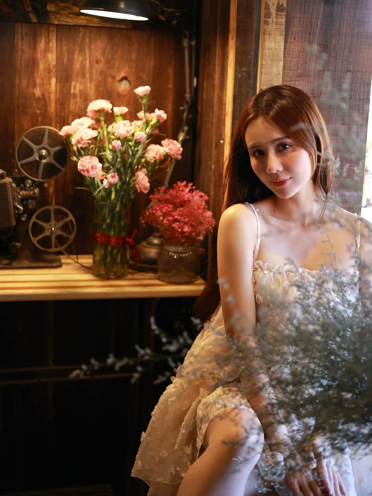 Cô bắt đầu sự nghiệp diễn xuất khi còn rất trẻ và từng ghi dấu ấn qua các bộ phim như Bộ tứ lớp 10A8, Lời thú nhận của Eva, Trái tim có nắng, Cầu vồng tình yêu, Chạy trốn thanh xuân...