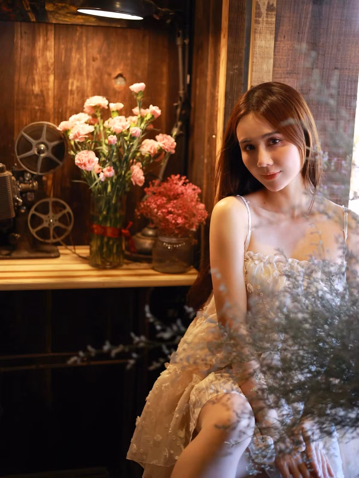 Cô bắt đầu sự nghiệp diễn xuất khi còn rất trẻ và từng ghi dấu ấn qua các bộ phim như Bộ tứ lớp 10A8, Lời thú nhận của Eva, Trái tim có nắng, Cầu vồng tình yêu, Chạy trốn thanh xuân...