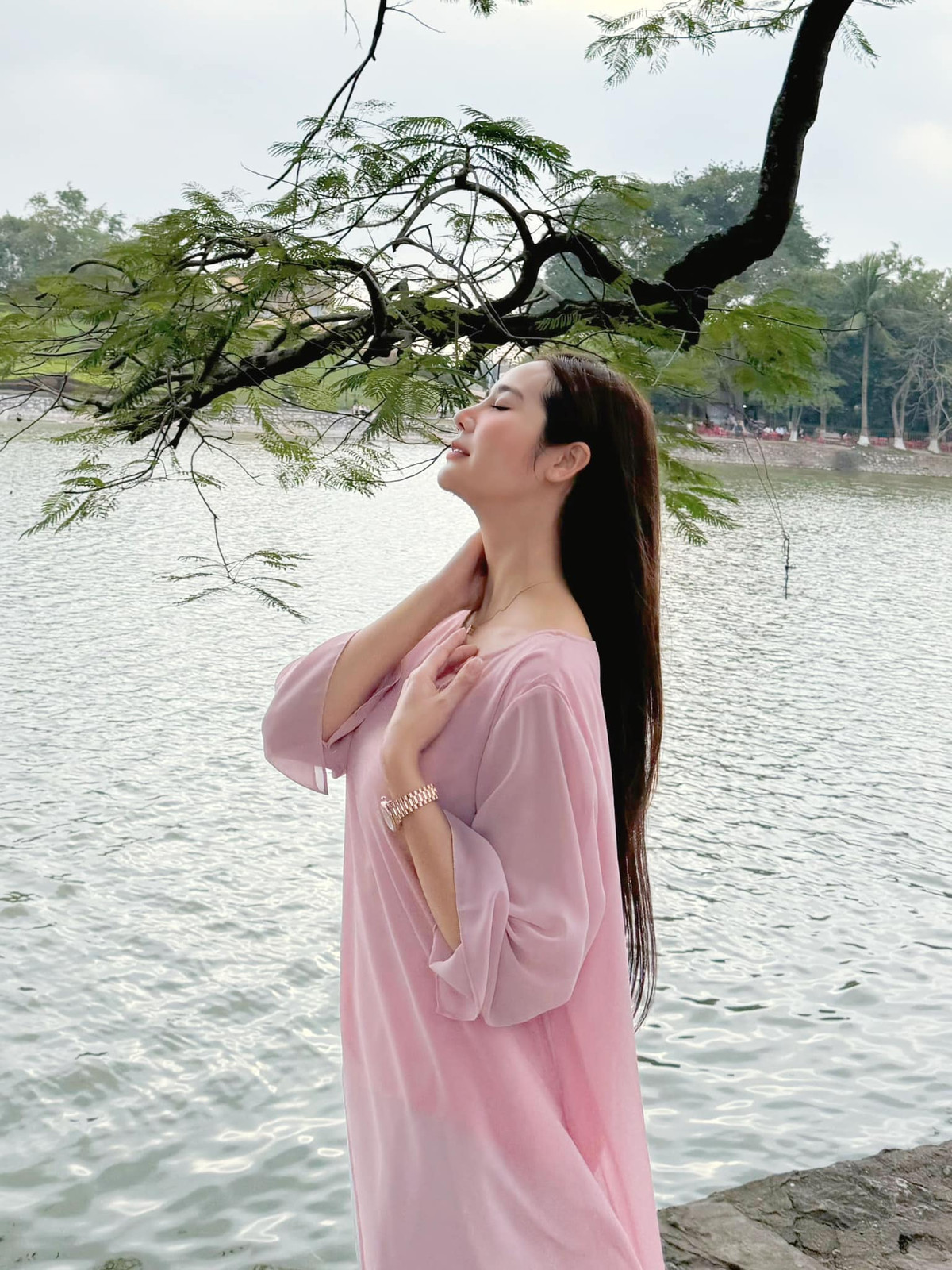 Bà mẹ một con khiến nhiều người ngưỡng mộ khi sở hữu vòng eo thon cùng với vòng ba gợi cảm. Đó là kết quả của quá trình chăm chỉ tập thể dục, yoga để giữ dáng của nữ diễn viên