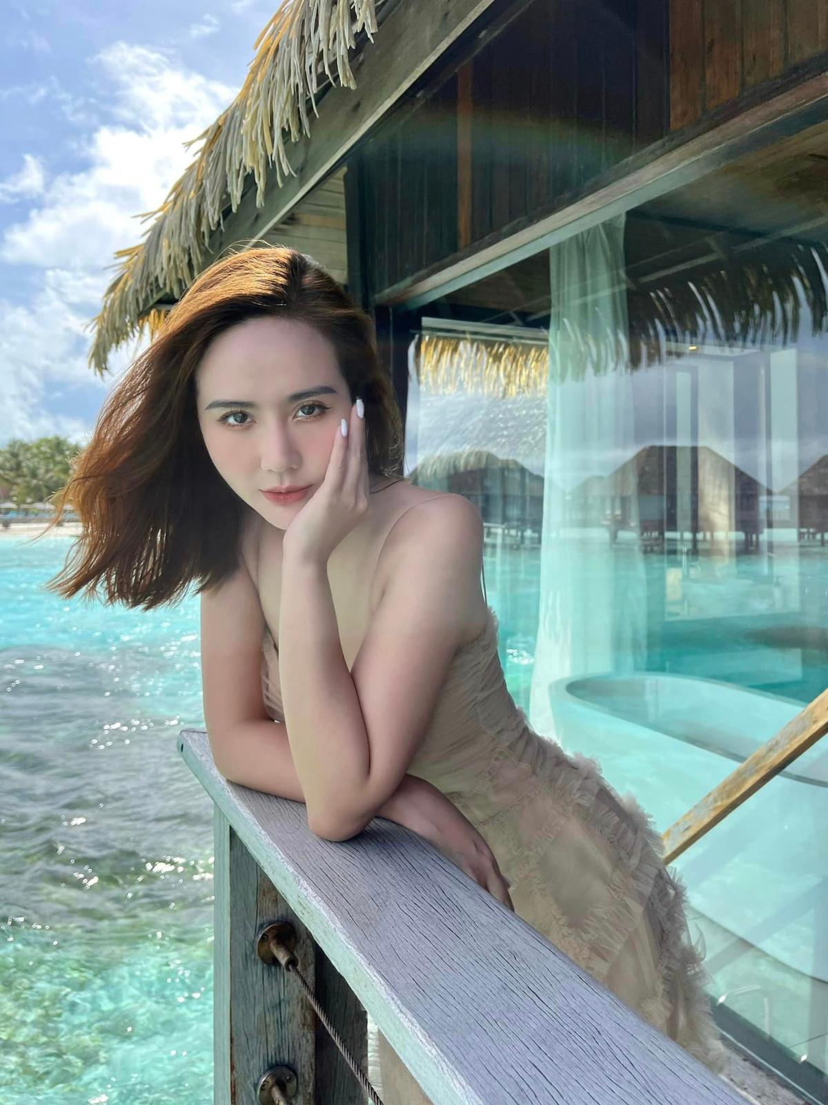 Nữ diễn viên sở hữu phong cách ngọt ngào, nữ tính và thu hút người đối diện nhờ đôi mắt to tròn. Huyền Lizzie có thể biến hóa với nhiều phong cách, khi vô cùng năng động trẻ trung, khi lại vô cùng sang chảnh, nữ tính.