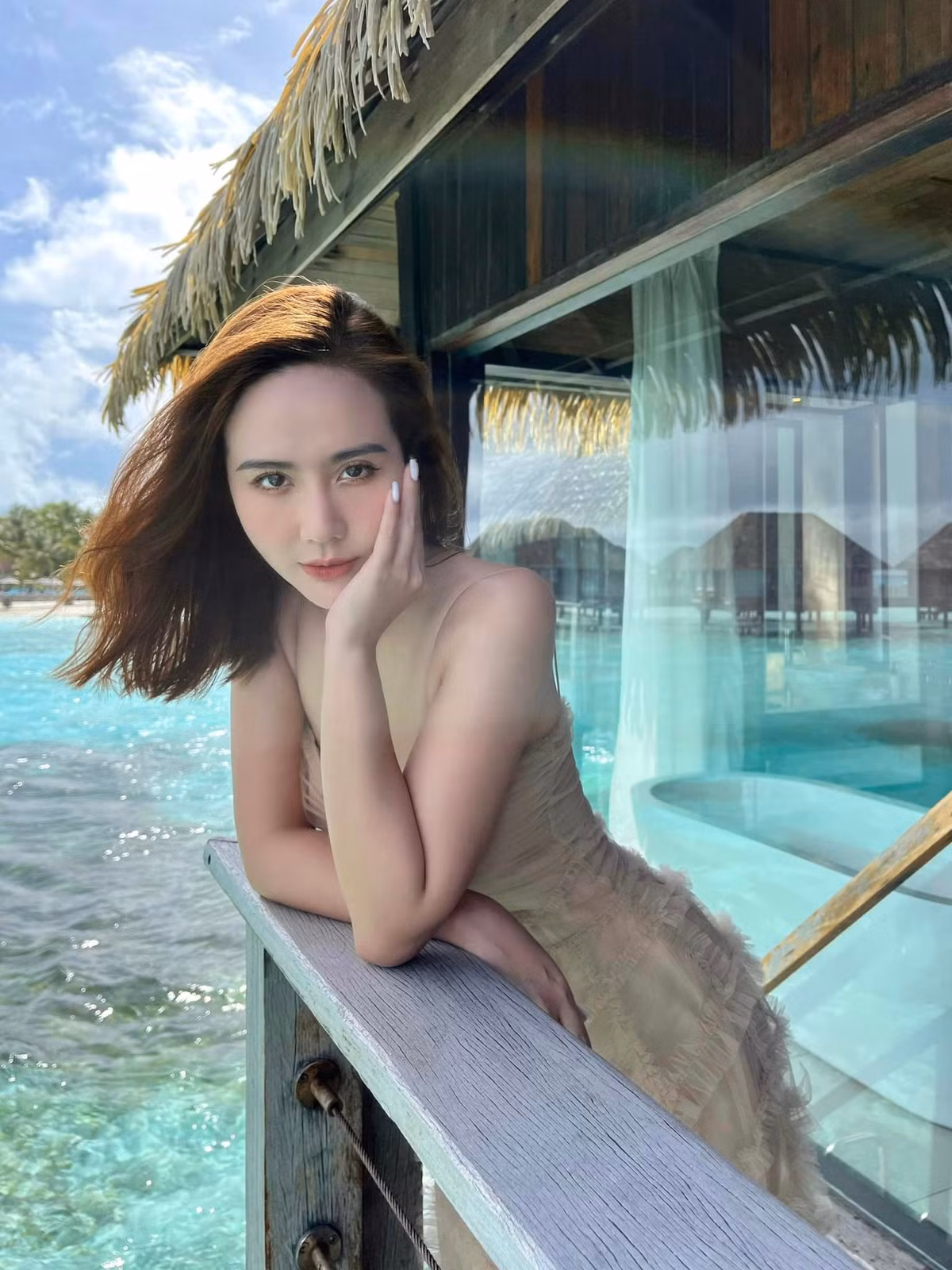 Nữ diễn viên sở hữu phong cách ngọt ngào, nữ tính và thu hút người đối diện nhờ đôi mắt to tròn. Huyền Lizzie có thể biến hóa với nhiều phong cách, khi vô cùng năng động trẻ trung, khi lại vô cùng sang chảnh, nữ tính.