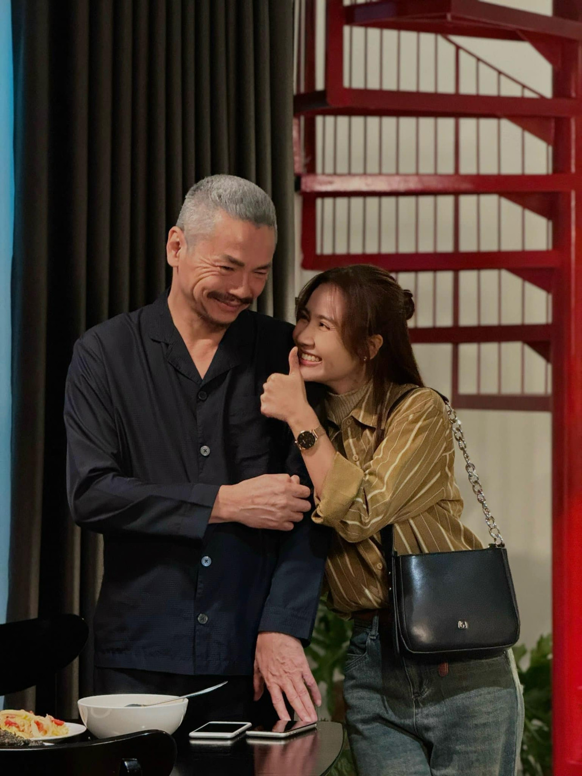 Nữ diễn viên cũng có mối quan hệ thân thiết với những diễn viên gạo cội và có tiếng nói trong ngành.