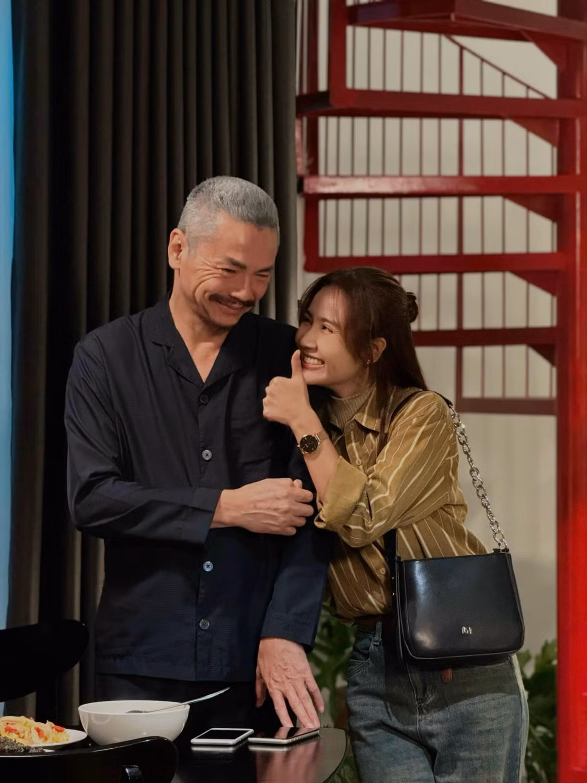 Nữ diễn viên cũng có mối quan hệ thân thiết với những diễn viên gạo cội và có tiếng nói trong ngành.