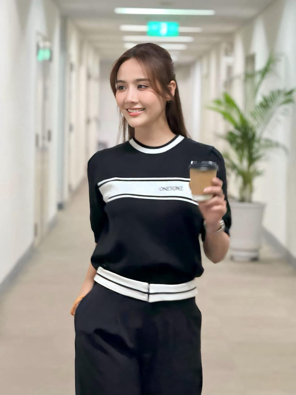 Cô cũng có phong cách thời trang với nhiều màu sắc khác nhau.