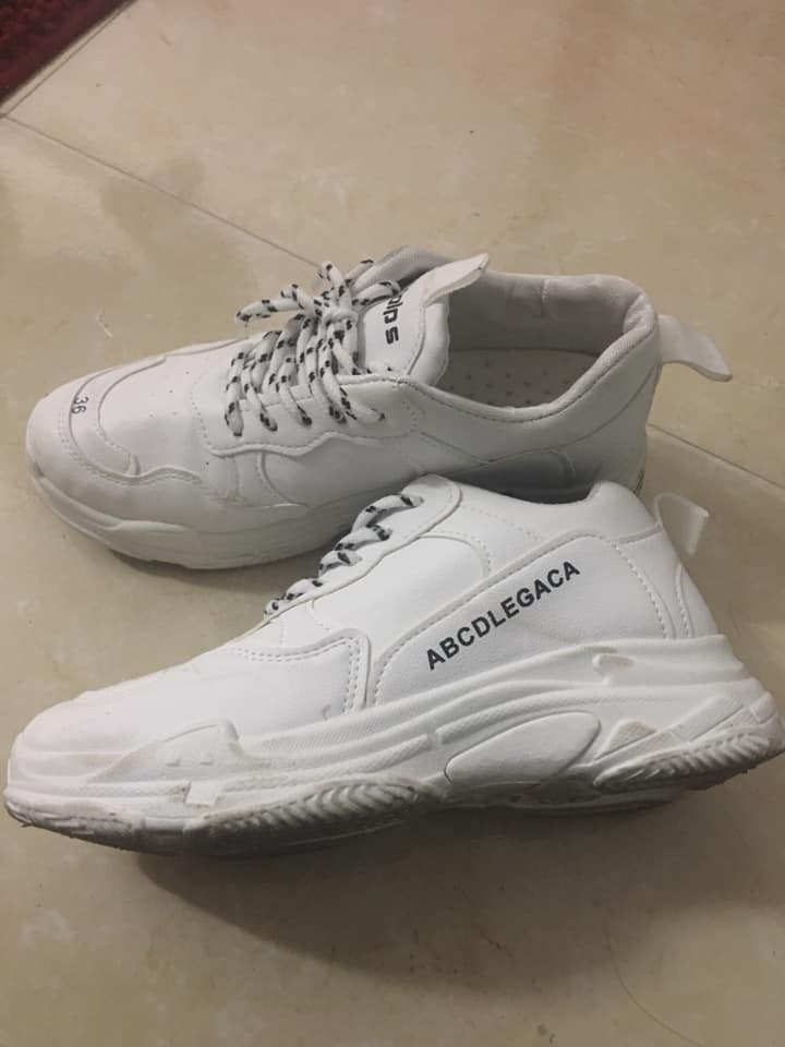 "Mình mua đôi giày này 20 triệu đồng mới xỏ vài lần nay để lại cho anh em thiện chí 100.000 đồng" - Dân mạng hài hước cho biết kèm hình ảnh đôi giày đến từ thương hiệu... ABCDLEGACA.