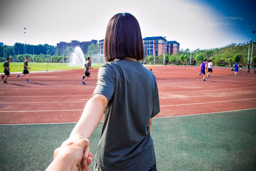 Đến sân học thể dục, luyện võ, rèn thể chất.