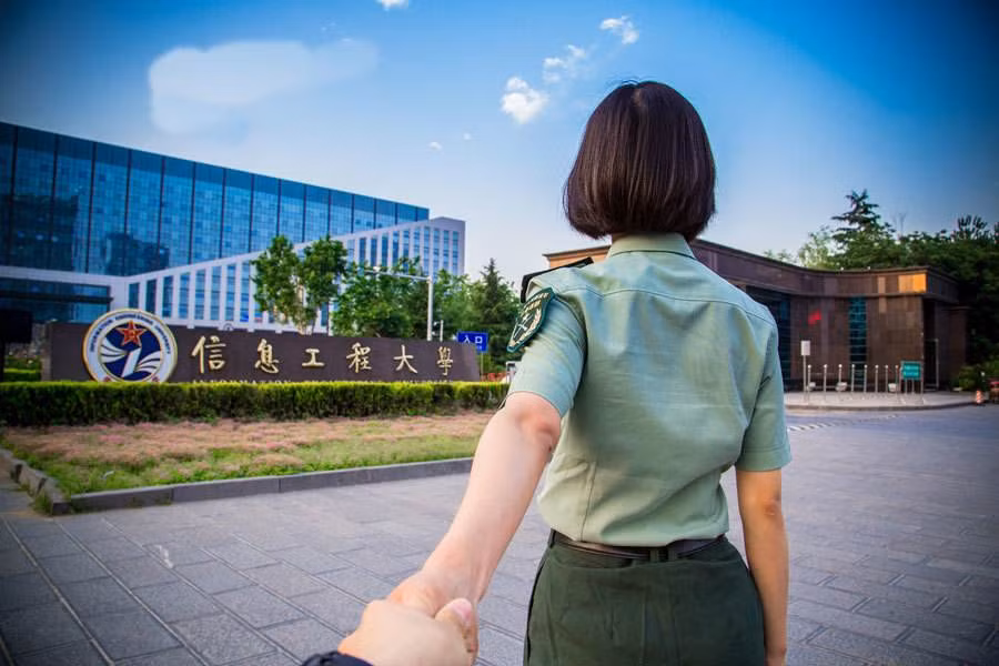 Bo anh “Nam tay em di khap truong quan doi” gay sot-Hinh-2