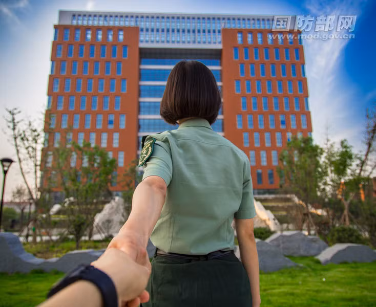 Cô gái trong loạt nắm tay em đi khắp trường quân đội dắt bạn trai tới thăm những tòa nhà học chuyên môn, nghiệp vụ.