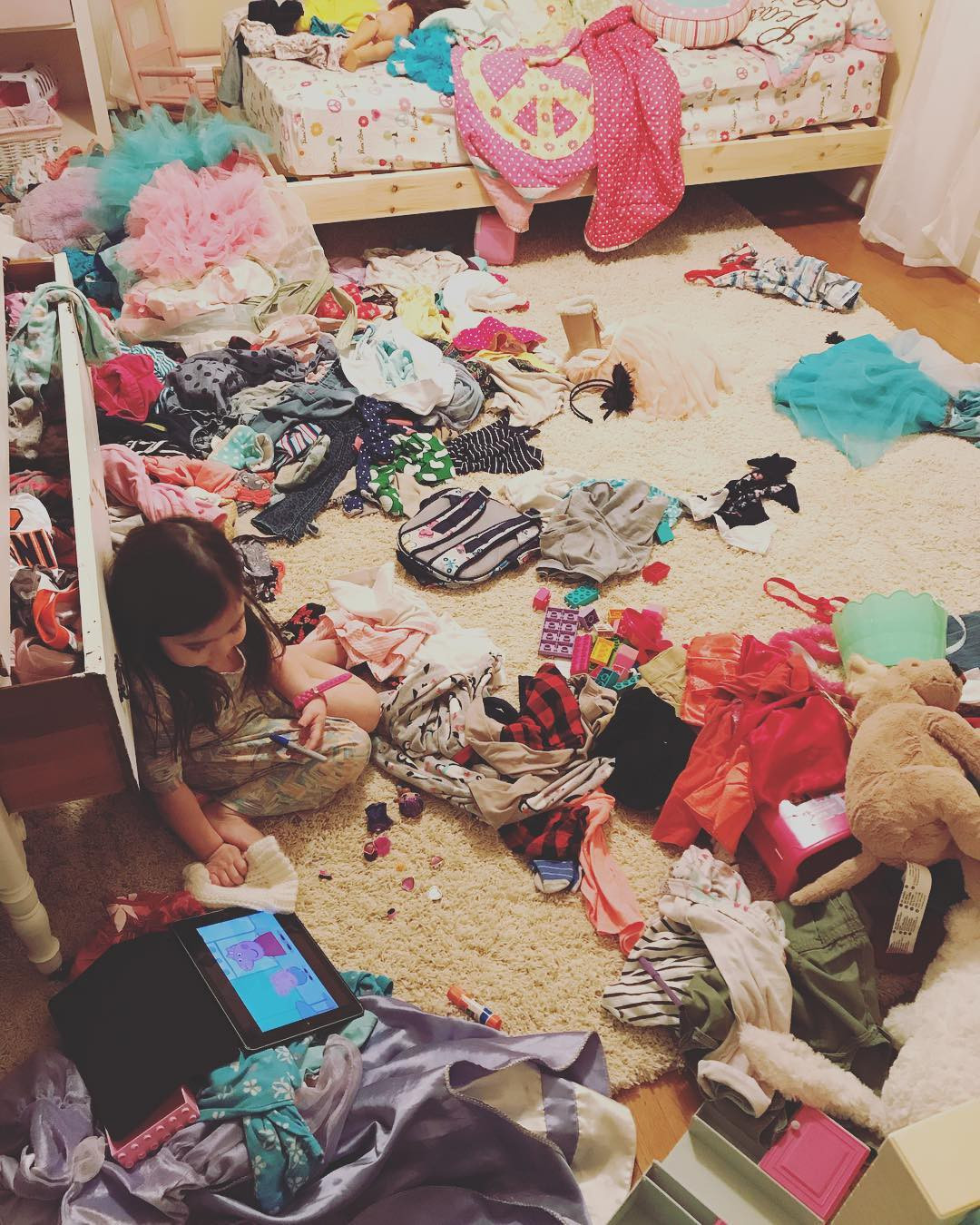 Xem Peppa Pig là chuyện của mắt, còn tay chân vẫn hoạt động hết công suất.