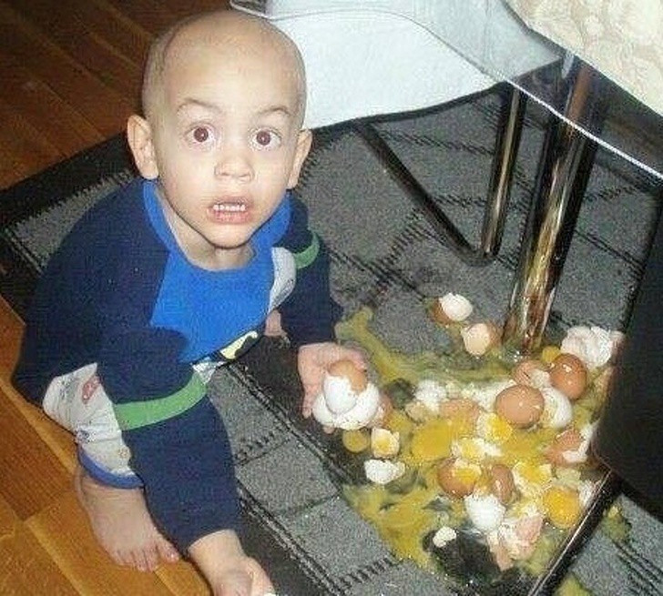 " Sao con chỉ cầm nhẹ mà nó vỡ hết cả ra vậy mẹ? " - Cậu bé hoảng sợ