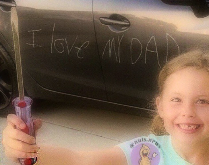 Cô bé này đã thể hiện tình yêu với bố bằng cách "khắc" chữ lên chiếc xe của bố mình.