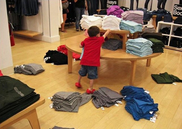 Khi đi mua sắm cùng con, bố mẹ hãy coi chừng cẩn thận.