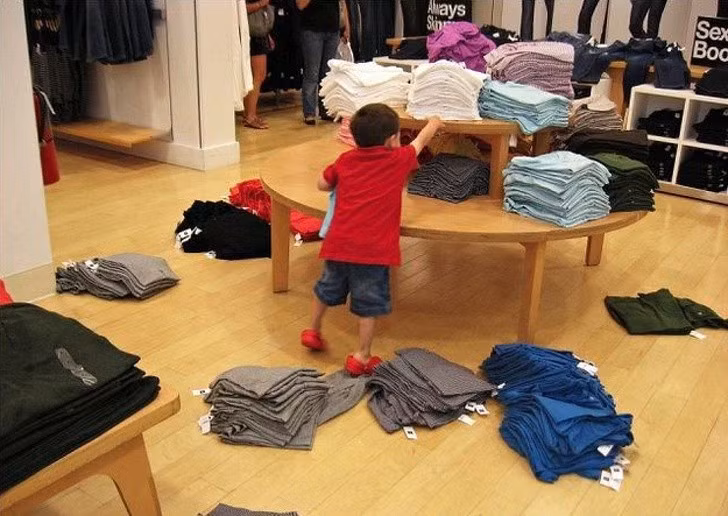 Khi đi mua sắm cùng con, bố mẹ hãy coi chừng cẩn thận.